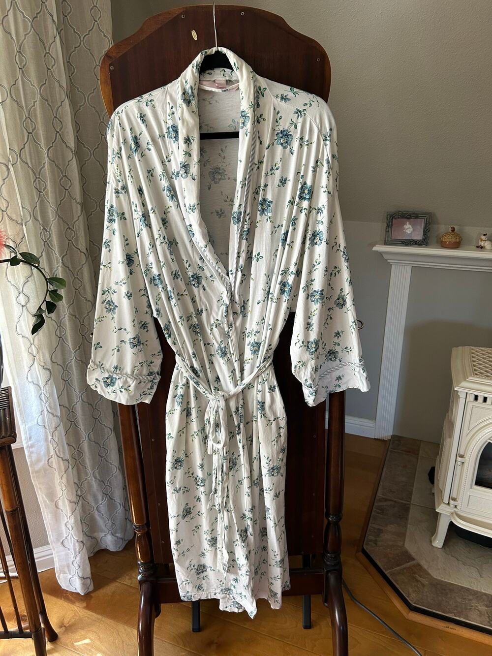 Vintage Victoria’s Secret lightweight white floral belted robe Large cotton